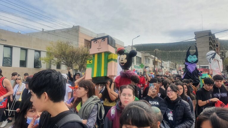 Al cierre de los festejos pidieron por la vuelta de la farándula estudiantil a las calles