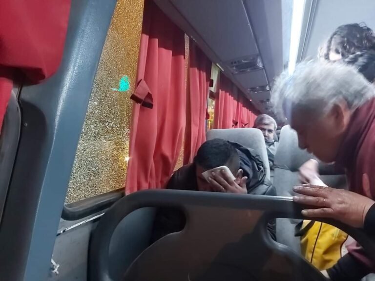 Apedrearon el colectivo de Huracán y Guzmán sufrió un corte