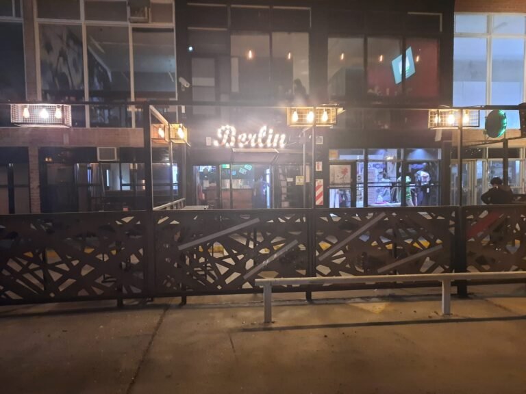 Golpeó a una empleada de una cervecería y terminó detenida