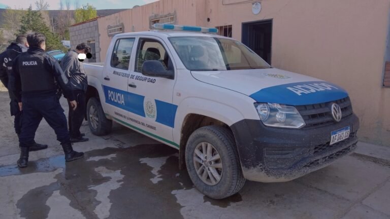 Feroz golpiza a mujer en una garita de colectivos