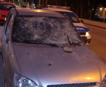 Detenido por destrozar los cristales de un vehículo