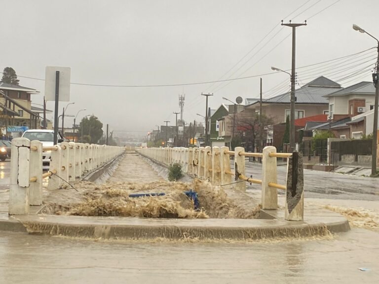 Cerraron el paso en Kennedy y Roca por el desborde del canal