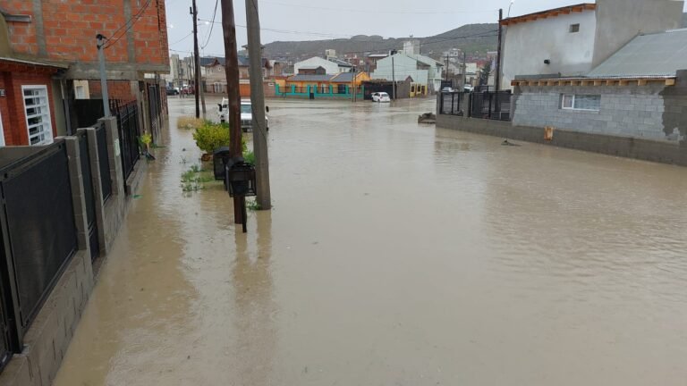 Bomberos debieron rescatar a un abuelo que se estaba inundando