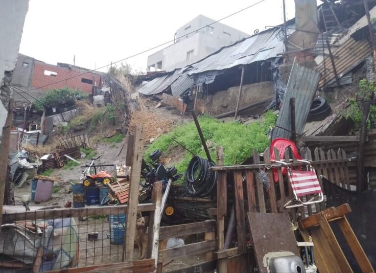 Peligro de derrumbe mantiene en alerta a los vecinos