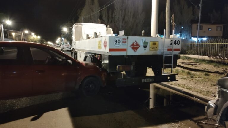 Mujer lesionada tras chocar con un camión estacionado