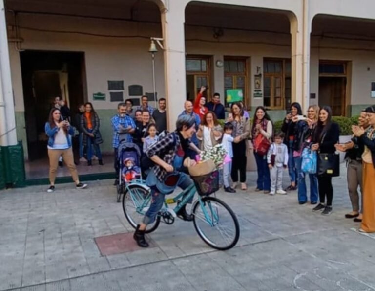 Le robaron su bicicleta y los alumnos usaron sus ahorros para comprarle una nueva