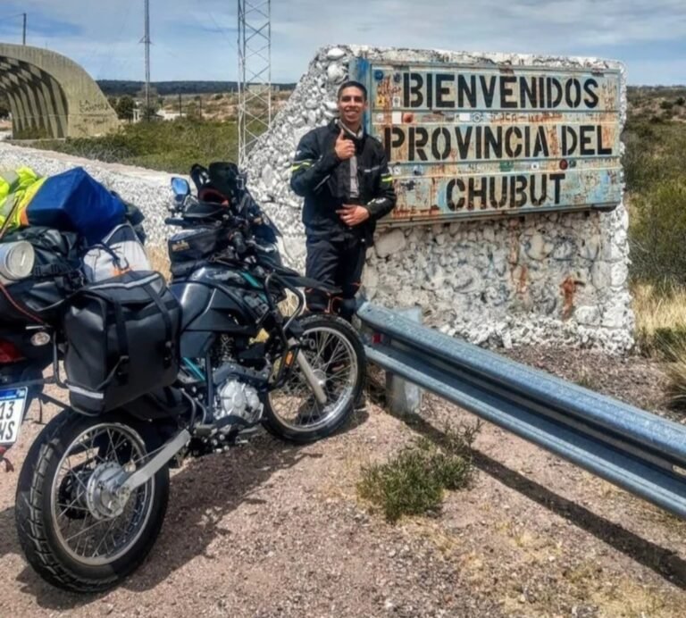 Es peluquero y recorrió el país en moto cortando el pelo para pagarse el viaje