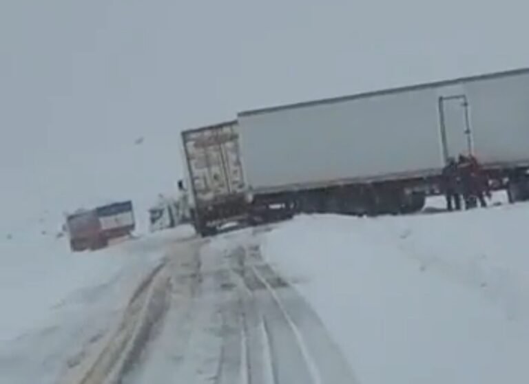 Despistaron dos camiones y un colectivo en Ruta 3