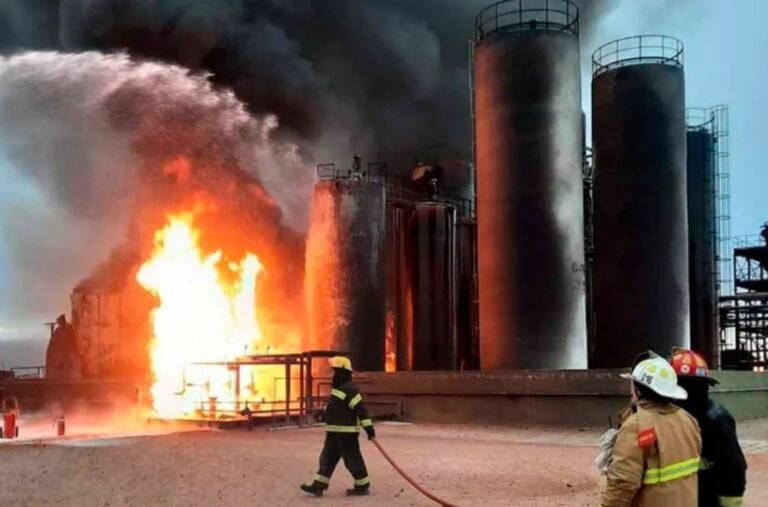 Petroleros realizan un paro por la explosión de la refinería en Neuquén