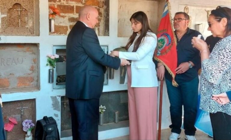 Un soldado inglés devolvió a la hija de un veterano de Malvinas el casco que guardó 40 años