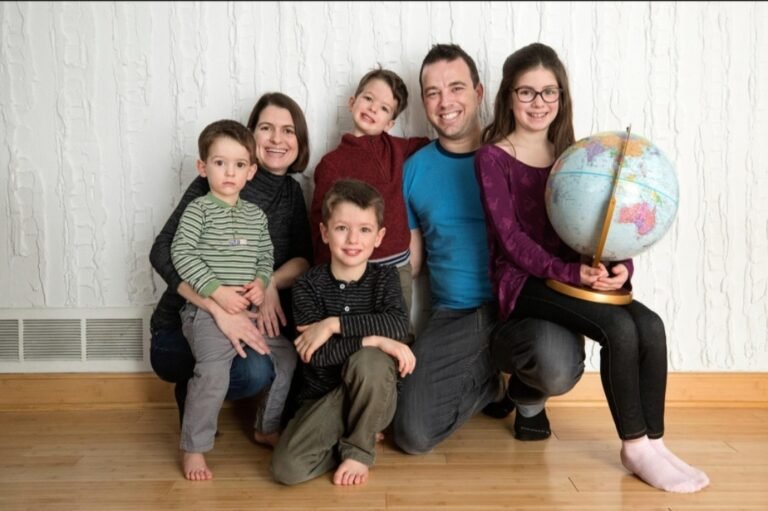 La familia que recorre el mundo antes de que sus hijos se queden ciegos