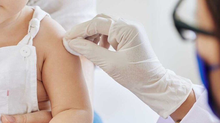 Aplican más de 53.000 vacunas antigripales a grupos priorizados