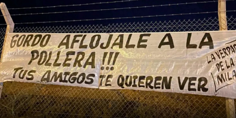 “Aflojale a la pollera”: sus amigos lo extrañaban y le colgaron un pasacalles