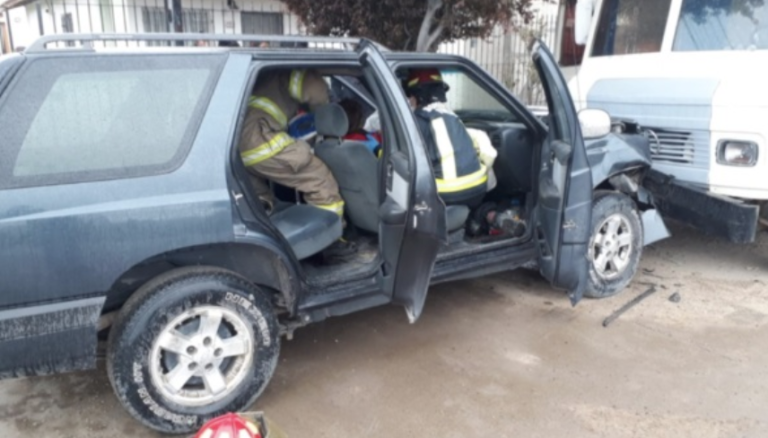 Quedó atrapada mientras se incendiaba su vehículo