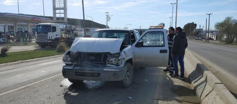 Dos camionetas chocaron en la avenida Yrigoyen: hubo un herido