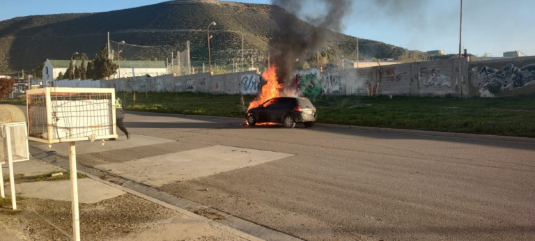 Se incendió un vehículo en Km. 3