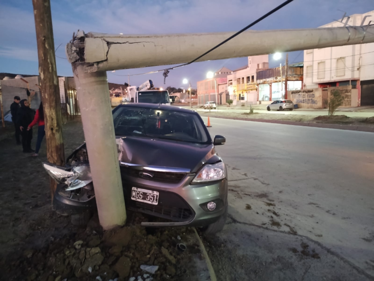Conducía ebrio y chocó contra una palma de luz