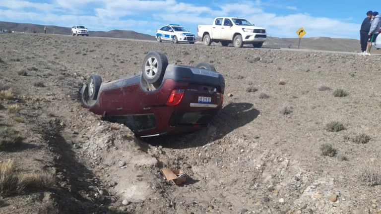 Se dirigían a Sarmiento y volcaron en la ruta
