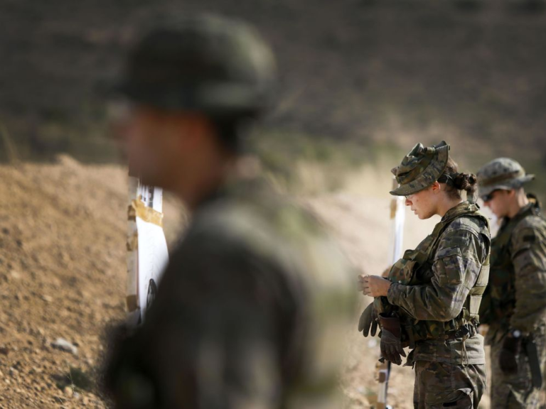 Un sargento es acusado de hostigar a dos soldados para que pidan la baja