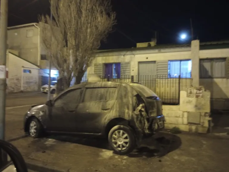 Le incendiaron el auto al frente de su casa