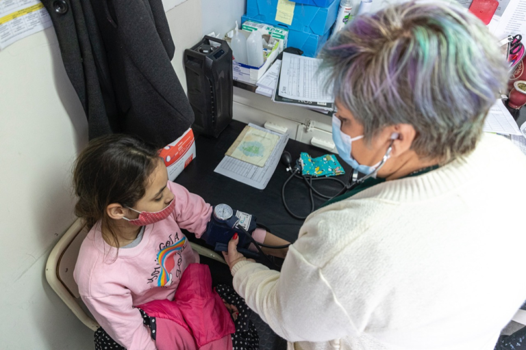 Continúa la jornada de atención con el traíler de salud en el B° Pueyrredon