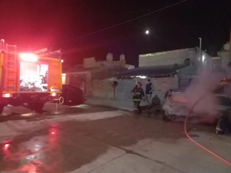 Un auto fue devorado por las llamas en el B° Abel Amaya