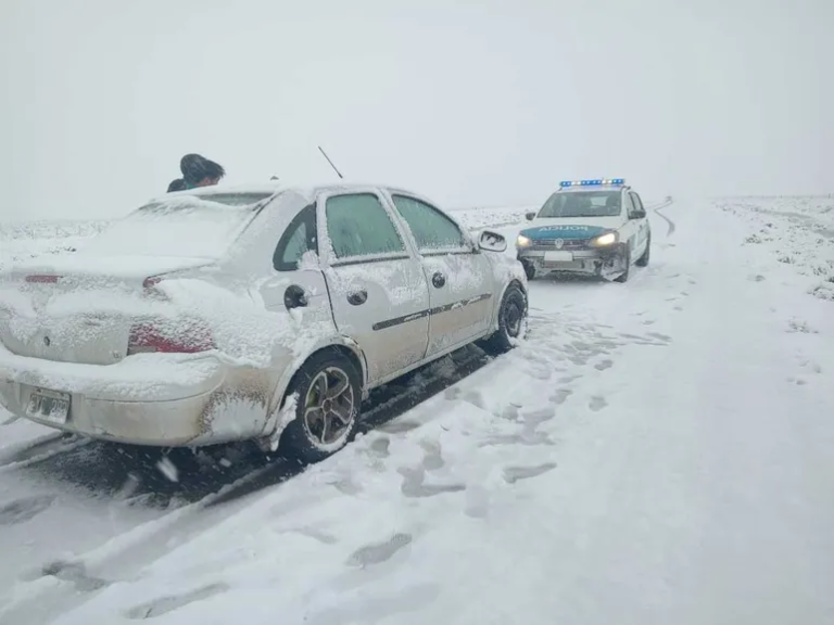 Se les rompió el auto y pasaron la noche en medio de la nieve
