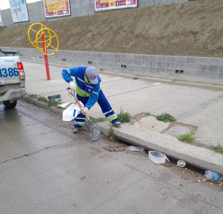 Urbana profundizó el plan de limpieza en las bocas de tormenta