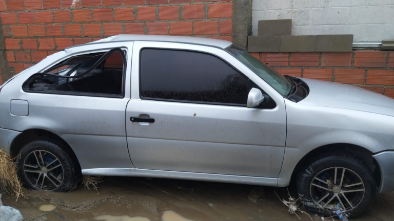 Cayó un paredón de 3 metros y aplastó un auto en B° Los Bretes