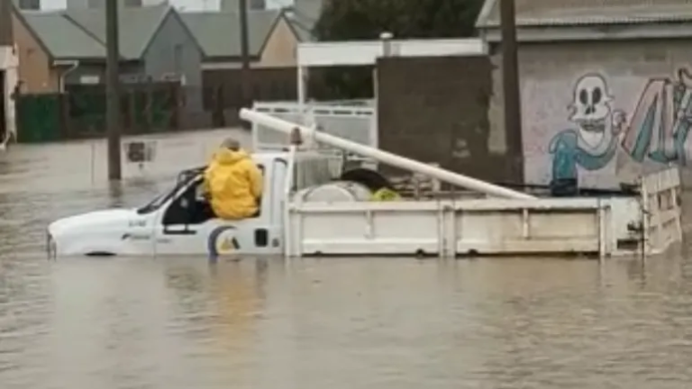 Personal de la SCPL quedó atrapado en la Av. Lisando de la Torre