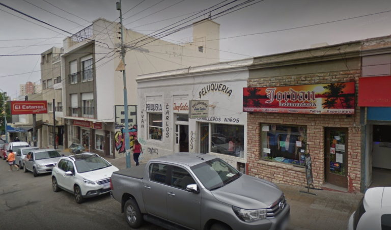 Entraron por la noche a una peluqueria y la desvalijaron