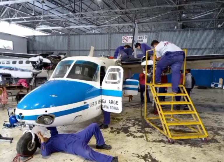 Alumnos de una técnica reparan un avión que participó en la Guerra de Malvinas