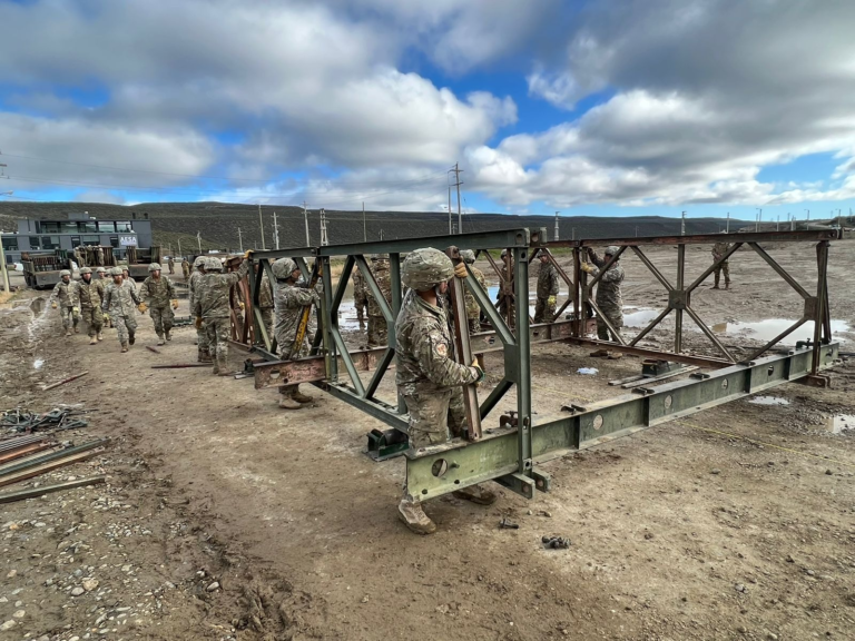 El Ejercito instaló un puente para los vecinos aislados en Los Arenales