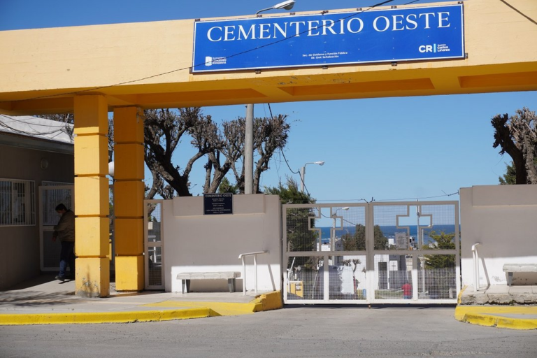 Intentó robarse la placa de un difunto en el Cementerio Oeste