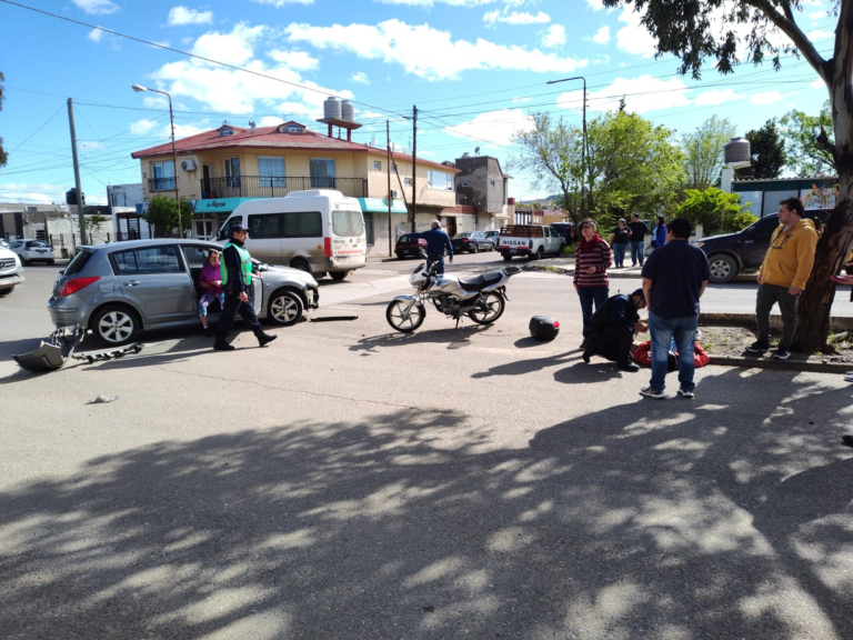 Violento choque entre un auto y una moto en Av. Canadá