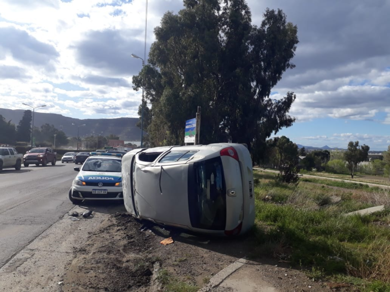 Quisó esquivar a otro auto y volcó en la curva del Chalet Huergo