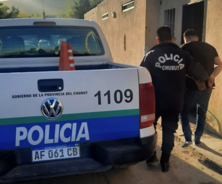 Amenazó con matarla si se relacionaba con otros hombres
