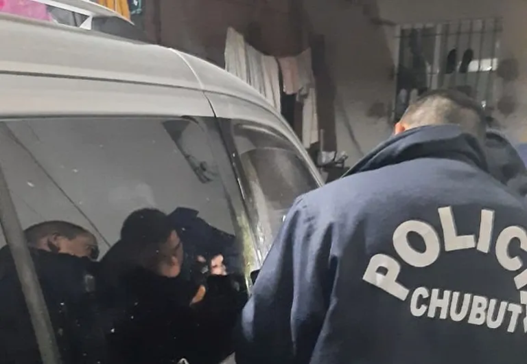 Lo atraparon en el interior de un auto robando objetos de valor