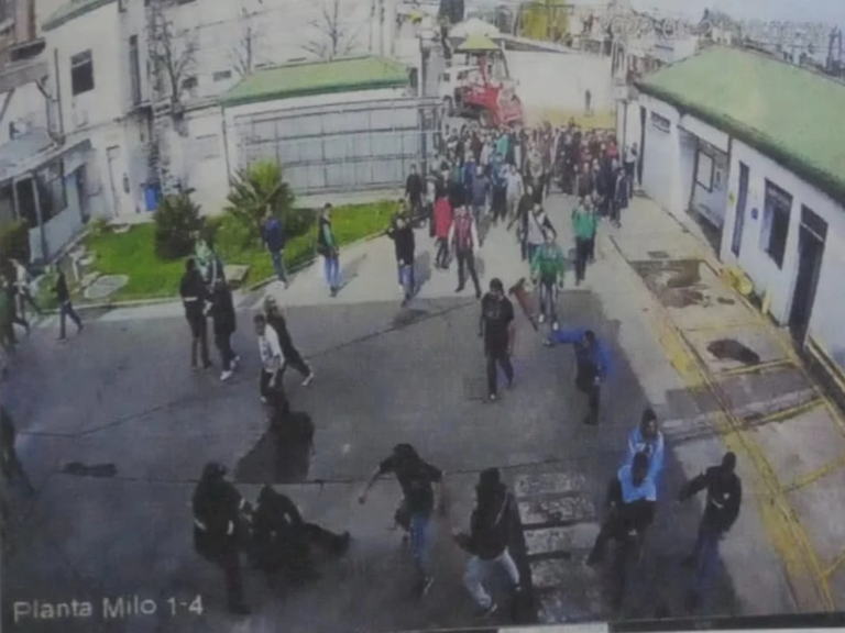 Sindicalistas camioneros golpearon al dueño y a los empleados de una empresa