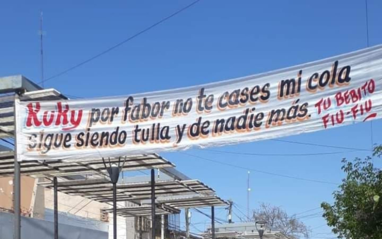 Colgó un pasacalle para evitar un matrimonio y el mensaje se volvió viral