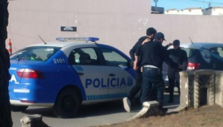Asaltó con un cuchillo a un joven y su madre lo entregó con la Policía