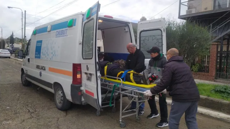 Un motociclista fue embestido y terminó con una fractura expuesta