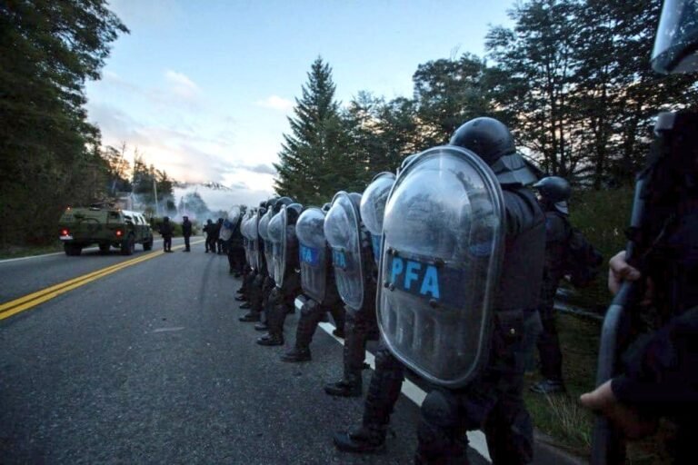 Avanza un operativo de seguridad para desalojar a grupos mapuches