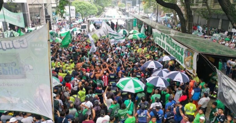 Camioneros pidió un aumento anual récord de 131% en la reanudación de la paritaria