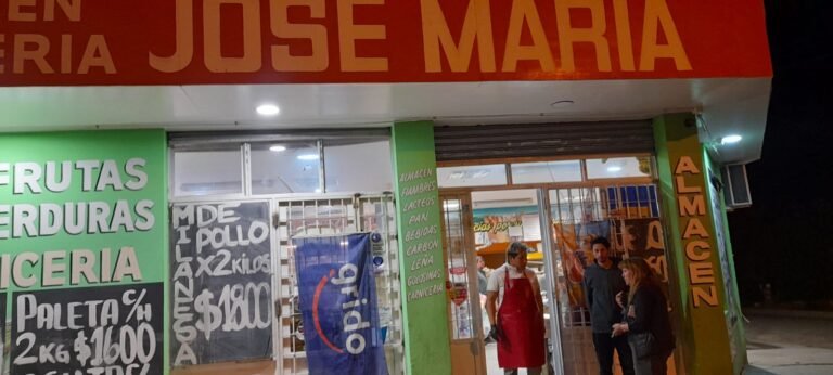 A punta de cuchillo robó un vino