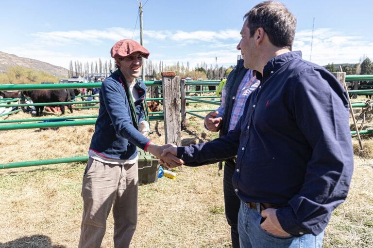 En el Día del Trabajador Rural, Luque recorrió la 45° Expo Rural de Esquel