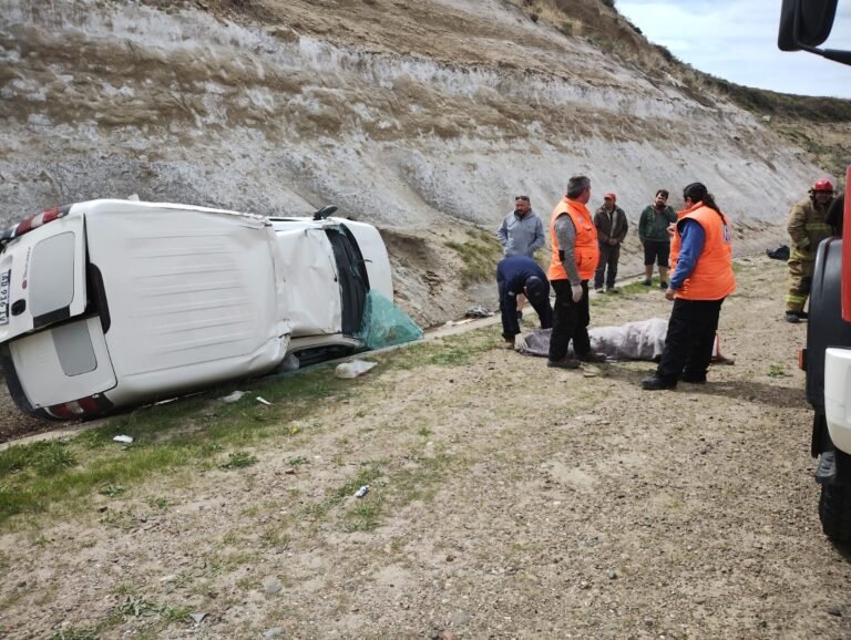 Bomberos rescataron a una mujer tras volcar en el Roque González
