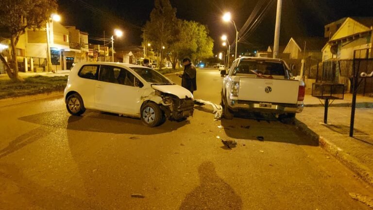 Chocó contra una camioneta y descubrieron que tenía pedido de captura