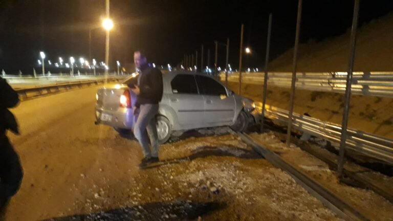 Perdió el control del vehículo y terminó contra los postes de contención