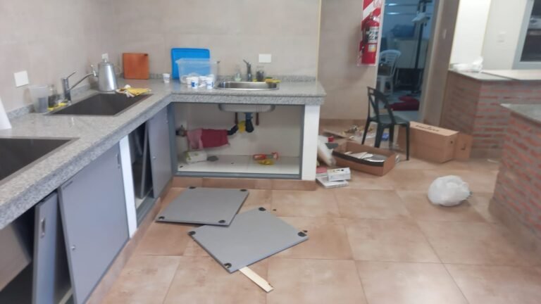 Destrozos y robo millonario a la sede de FEDECOMEX